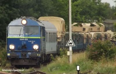 Pociąg wojskowy wjeżdża do Szprotawy